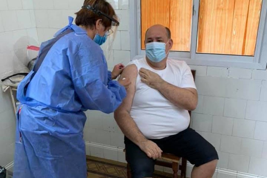 El Dr. Marcelo Ramat aplicándose la vacuna.
