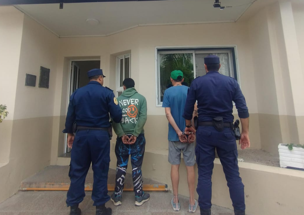 Aprehensión de dos individuos por supuesto delito de hurto en flagrancia